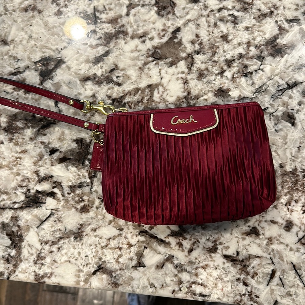 Red Satin Coach Wrsitlet